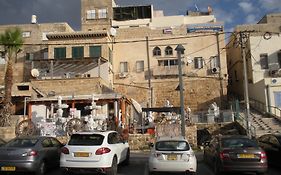 נזאר חורי לאירוח